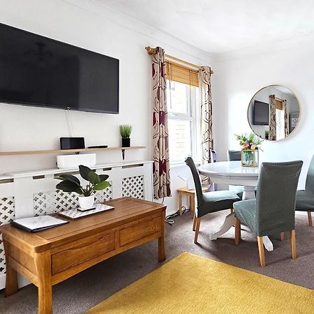 2 Bed Apt W/ Private Parking Close To Town Centre Huntingdon Kültér fotó