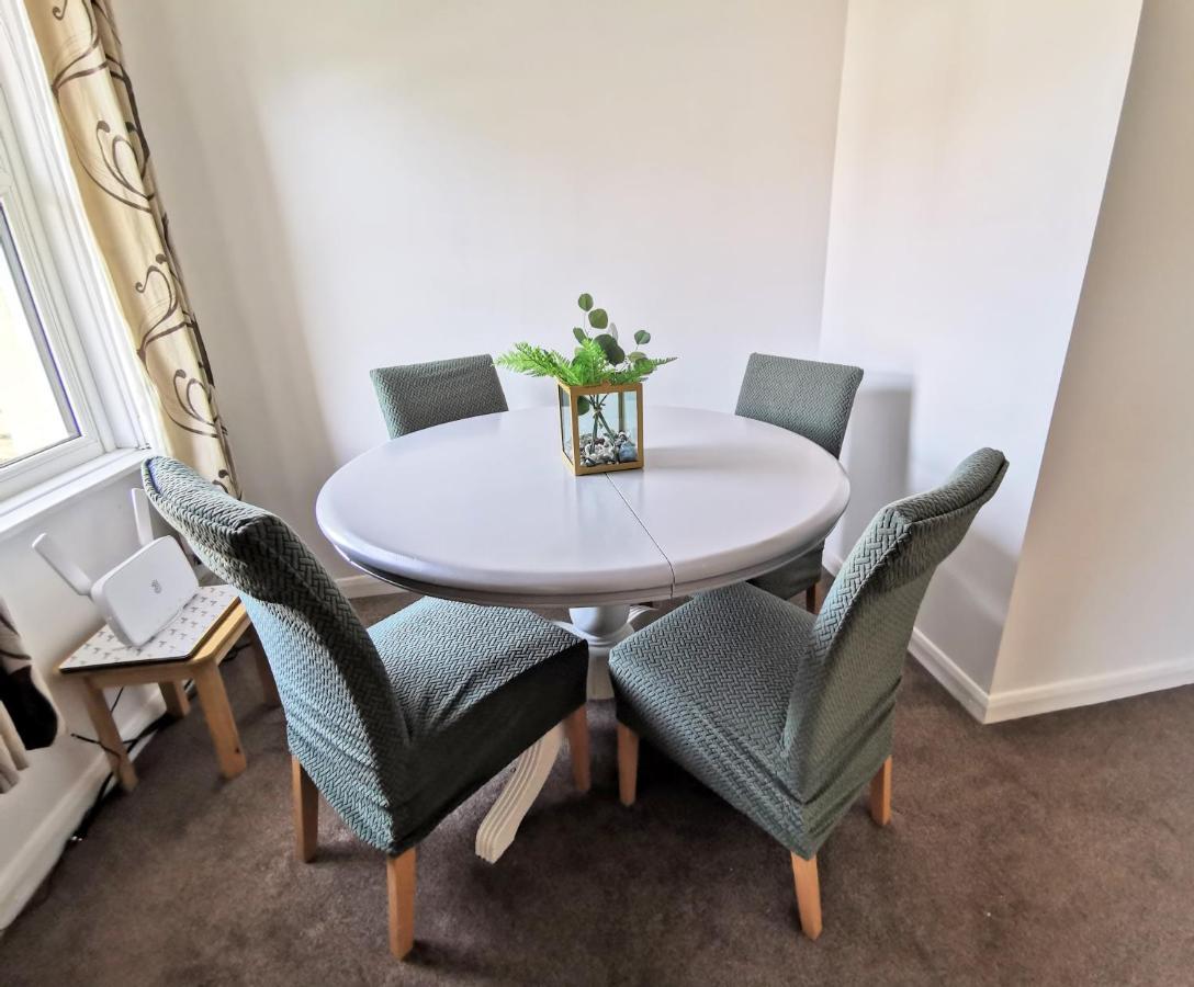 2 Bed Apt W/ Private Parking Close To Town Centre Huntingdon Kültér fotó