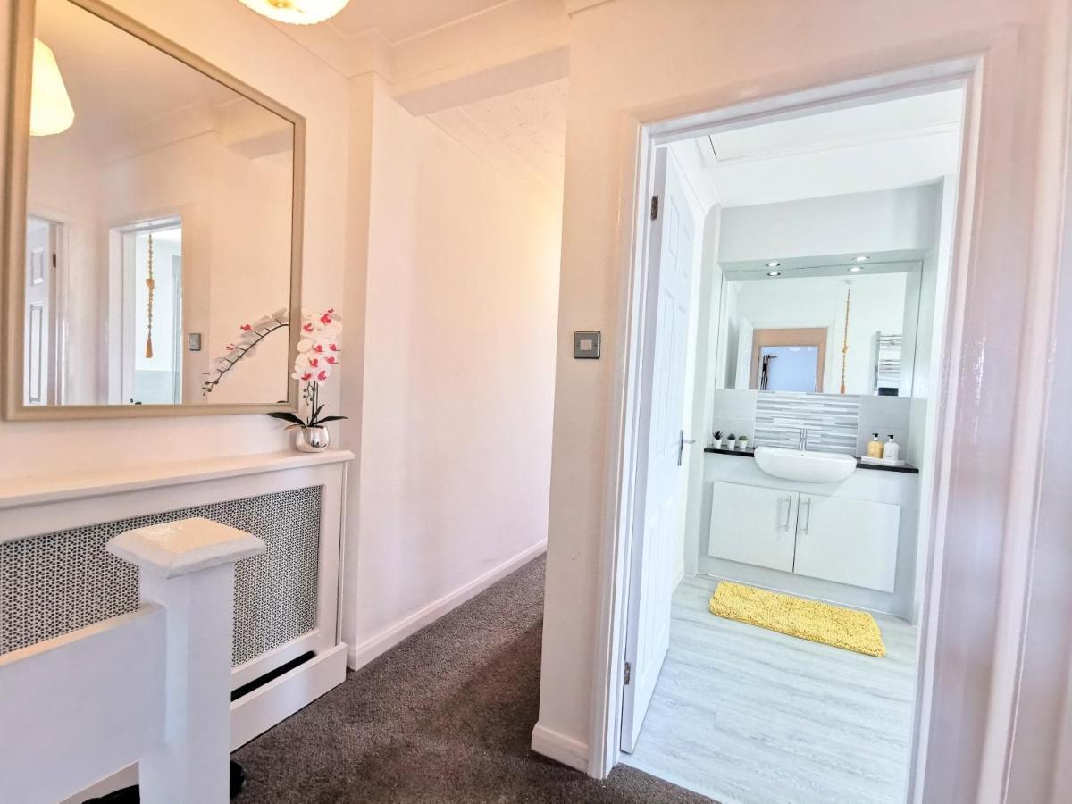 2 Bed Apt W/ Private Parking Close To Town Centre Huntingdon Kültér fotó