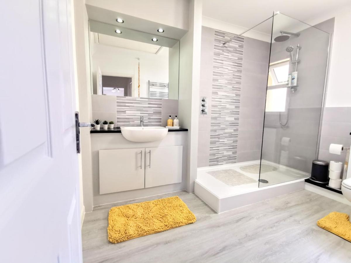2 Bed Apt W/ Private Parking Close To Town Centre Huntingdon Kültér fotó