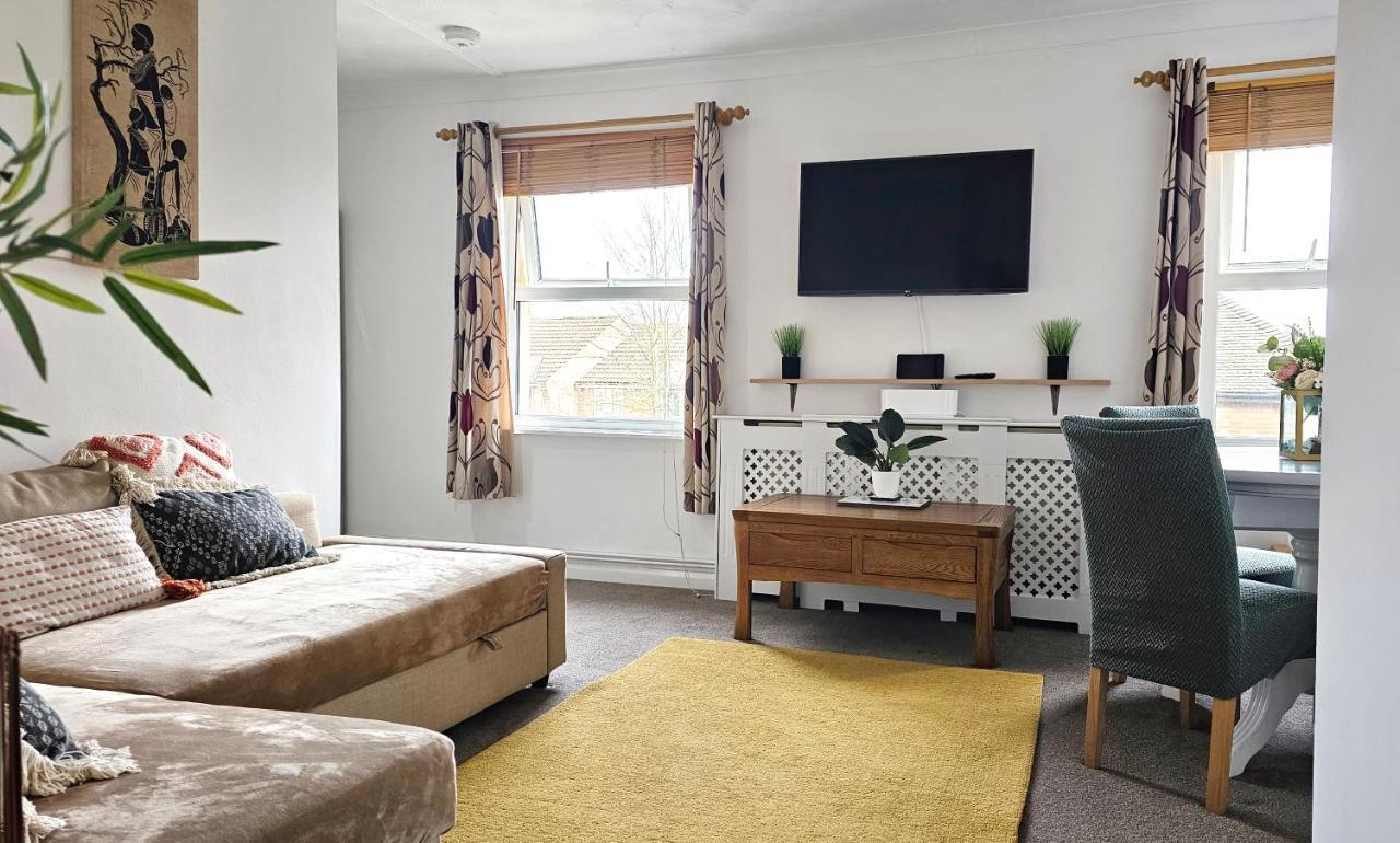 2 Bed Apt W/ Private Parking Close To Town Centre Huntingdon Kültér fotó