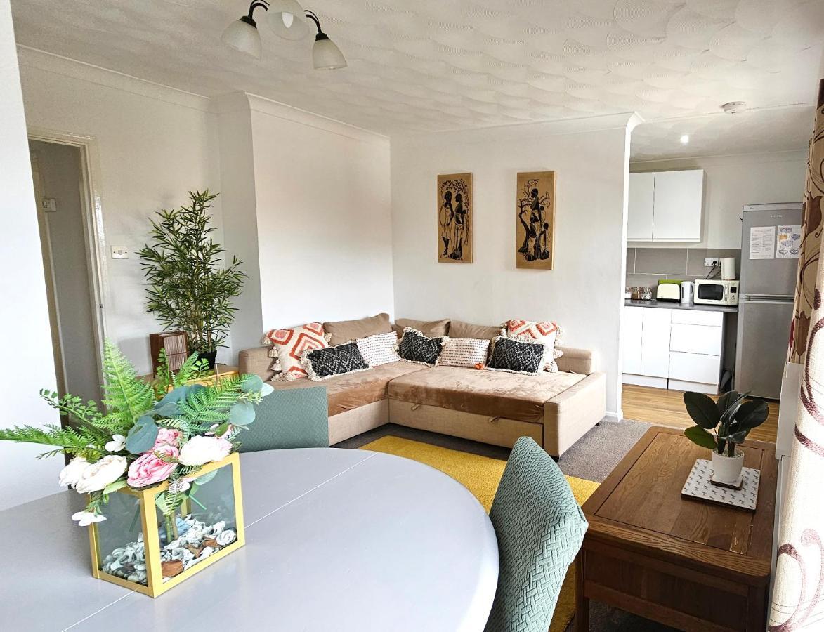 2 Bed Apt W/ Private Parking Close To Town Centre Huntingdon Kültér fotó
