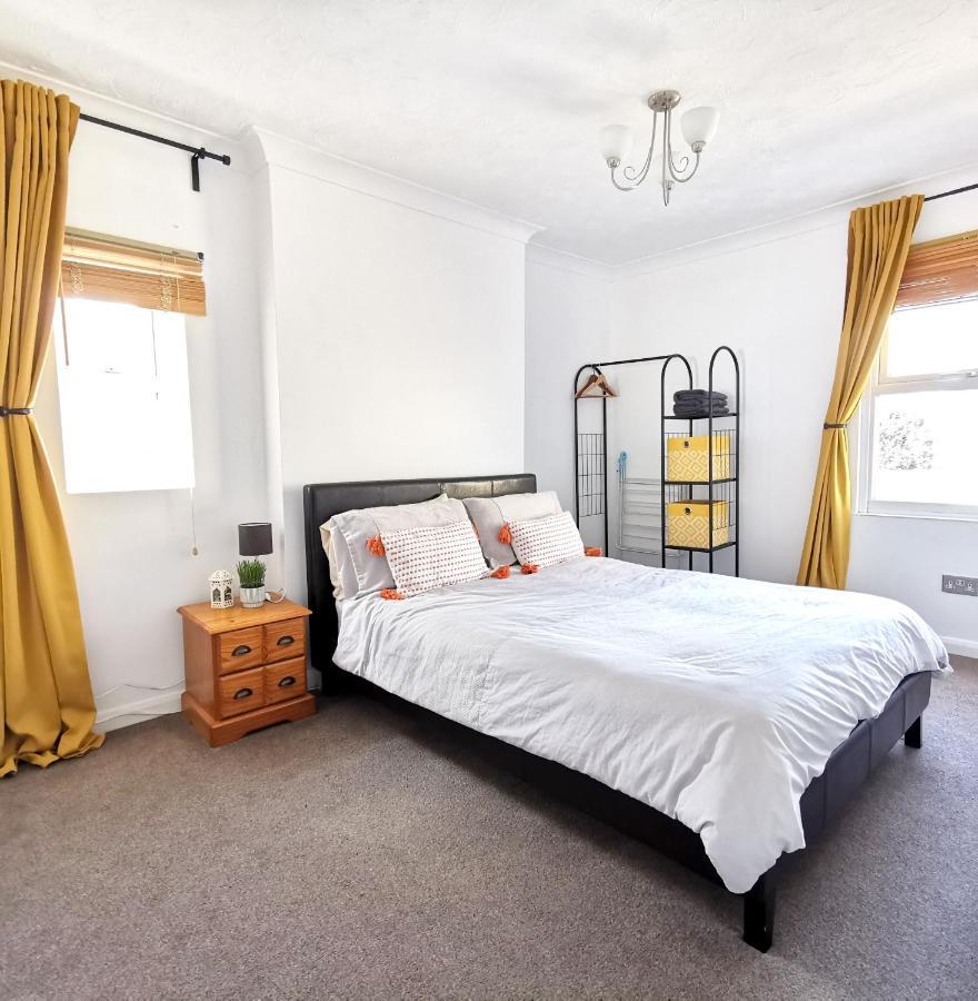 2 Bed Apt W/ Private Parking Close To Town Centre Huntingdon Kültér fotó